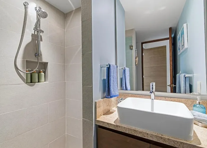 Apartment Aqua Two Bedroom Ocean View With Hot Tub 2 Min Walk To